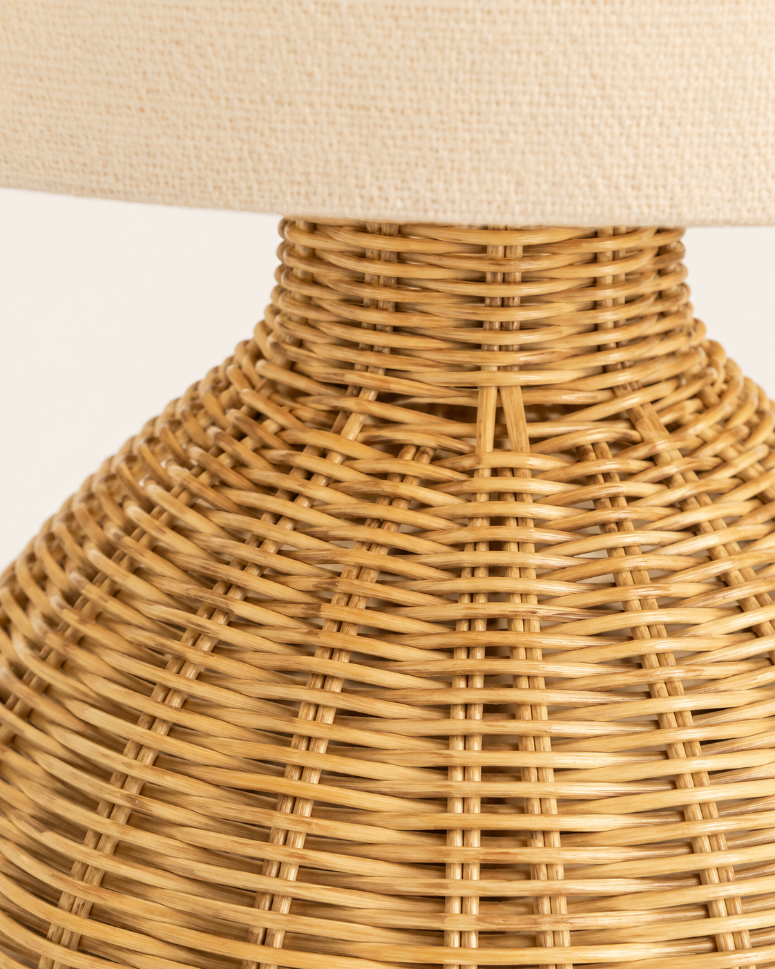 AMARA RATTAN TABLE LAMP – NATURAL WOVEN BEDSIDE LAMP